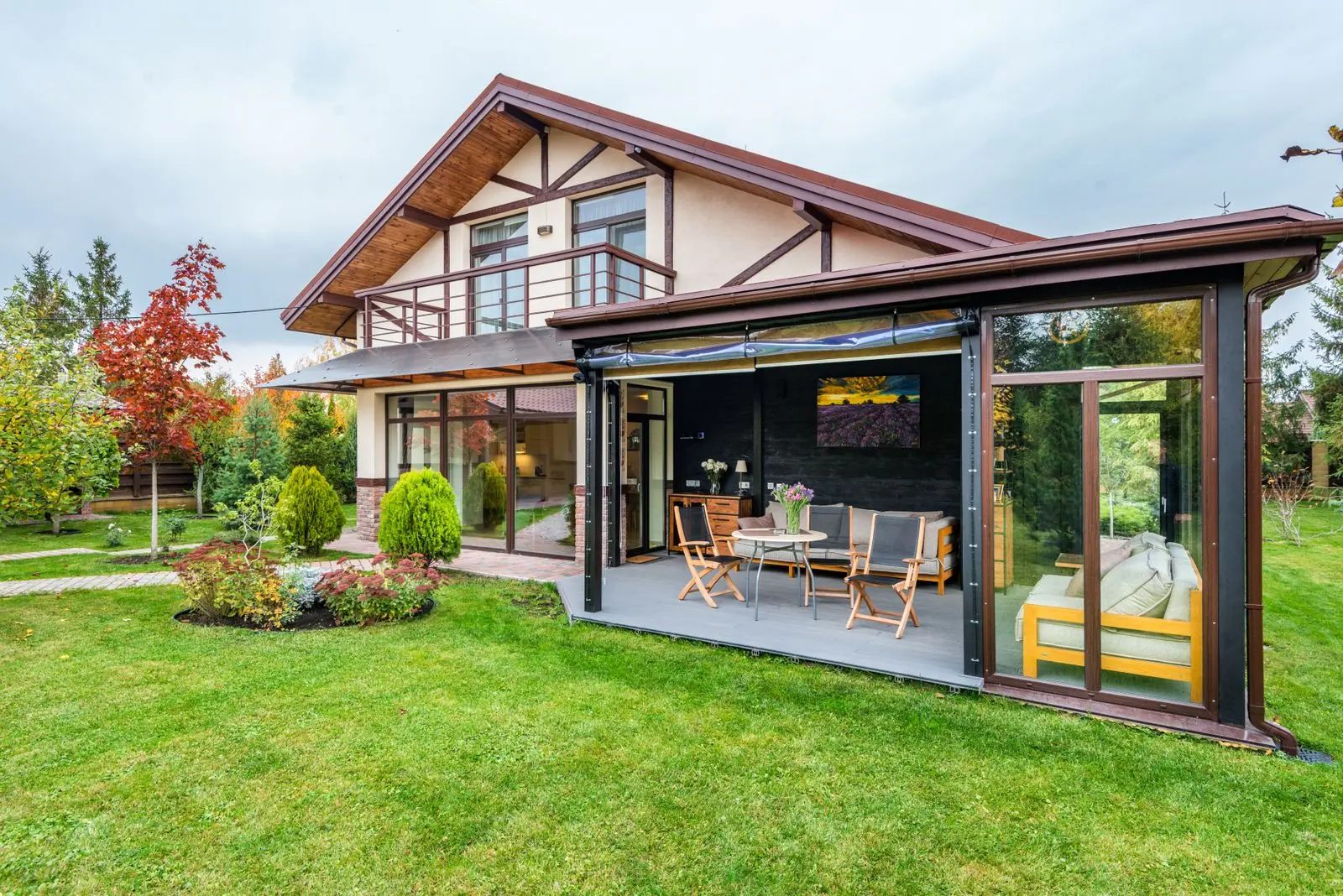 Home with a covered terrace opening onto a landscaped yard